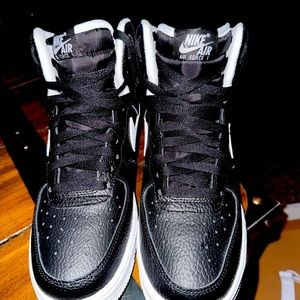 Men’s Size 7  Women’s 8.5 Nike Air Force 1s highs Black and White.